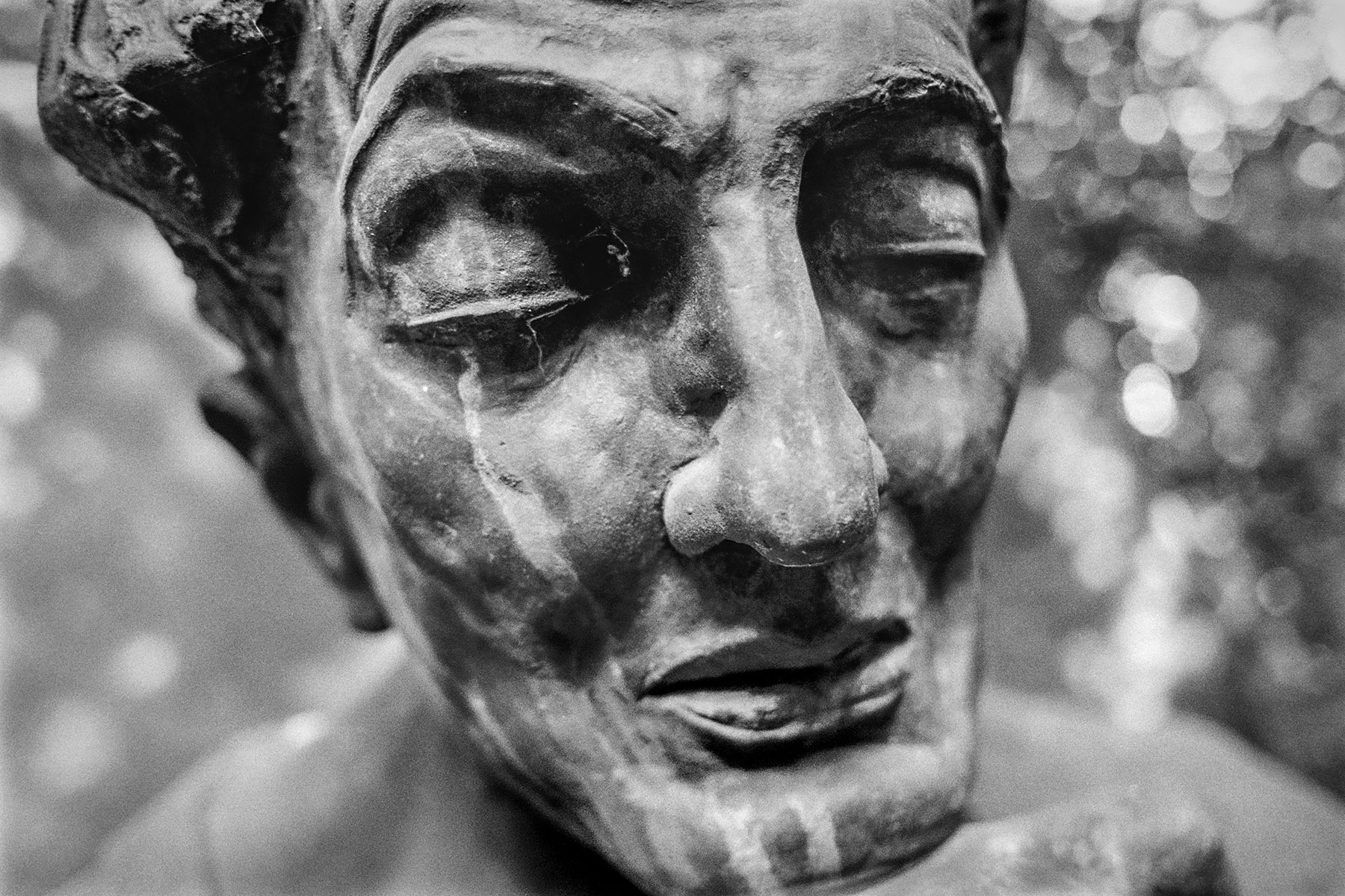 Intensive Schwarz-Weiß Friedhofsportraits im virtuellen Revival der Ausstellung 'Augenzeugen' von Fotograf Jürgen Sauer