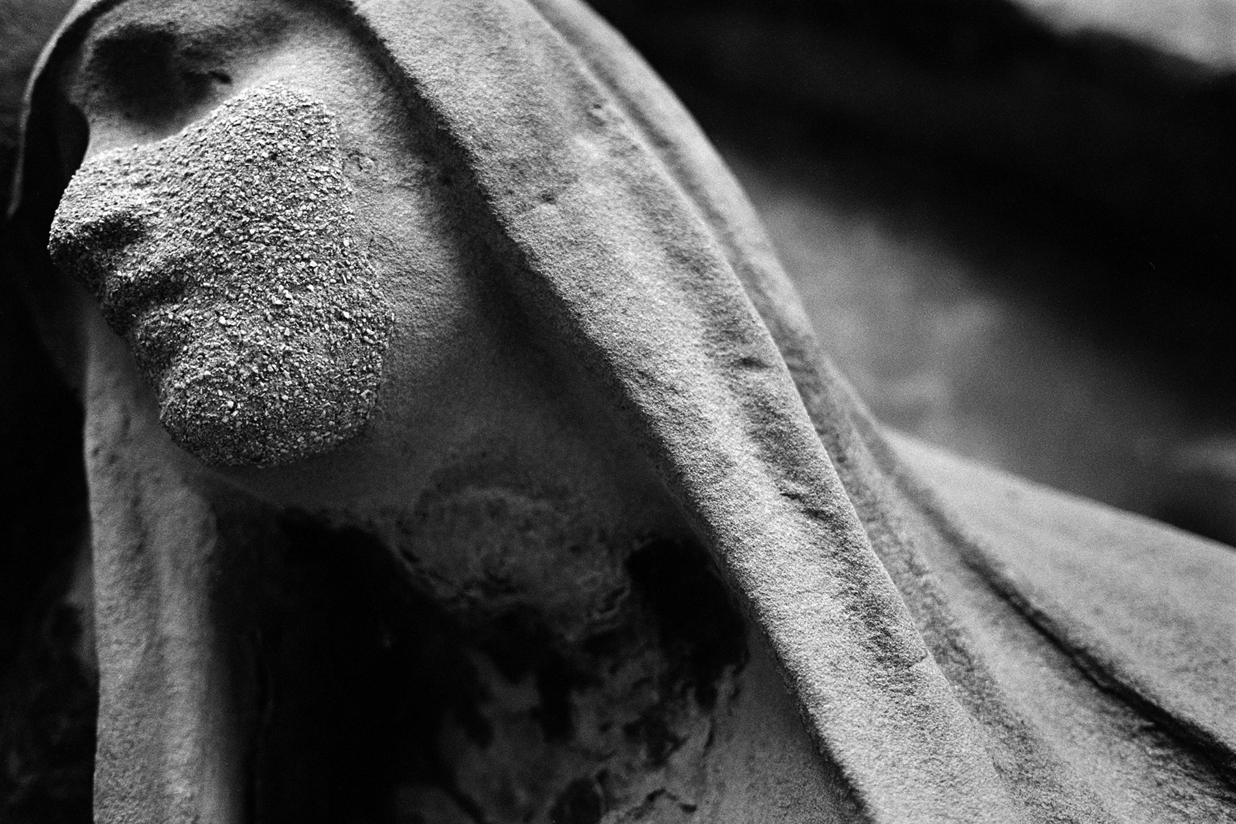 Intensive Schwarz-Weiß Friedhofsportraits im virtuellen Revival der Ausstellung 'Augenzeugen' von Fotograf Jürgen Sauer