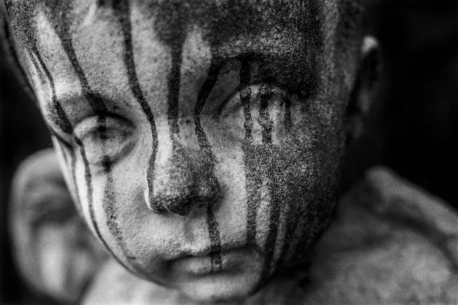 Intensive Schwarz-Weiß Friedhofsportraits im virtuellen Revival der Ausstellung 'Augenzeugen' von Fotograf Jürgen Sauer