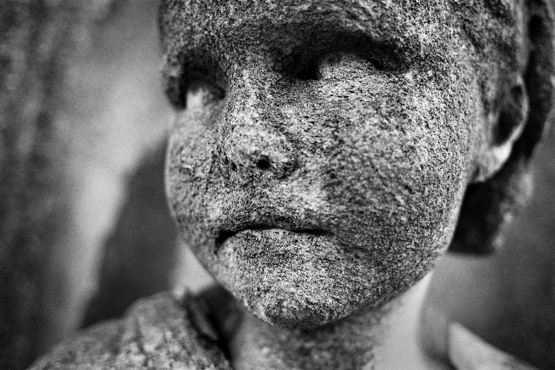 Intensive Schwarz-Weiß Friedhofsportraits im virtuellen Revival der Ausstellung 'Augenzeugen' von Fotograf Jürgen Sauer