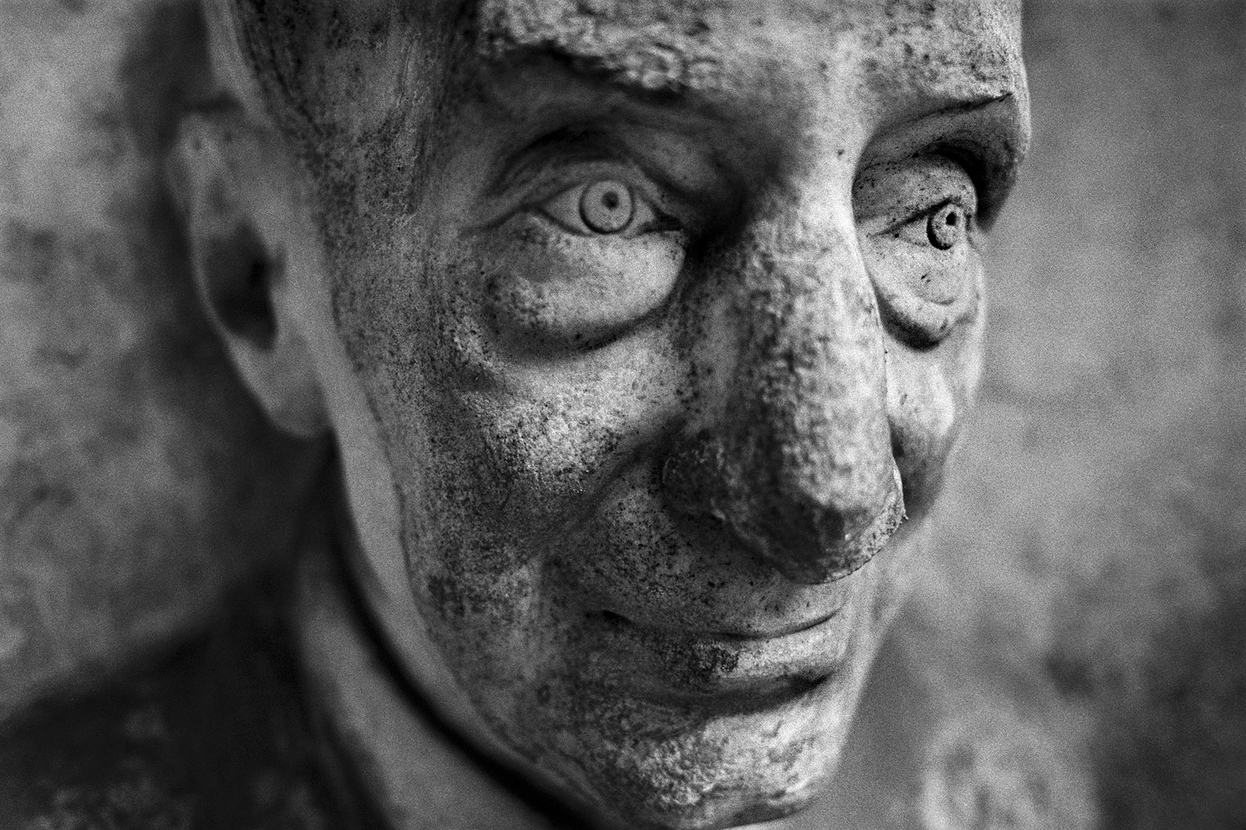 Intensive Schwarz-Weiß Friedhofsportraits im virtuellen Revival der Ausstellung 'Augenzeugen' von Fotograf Jürgen Sauer