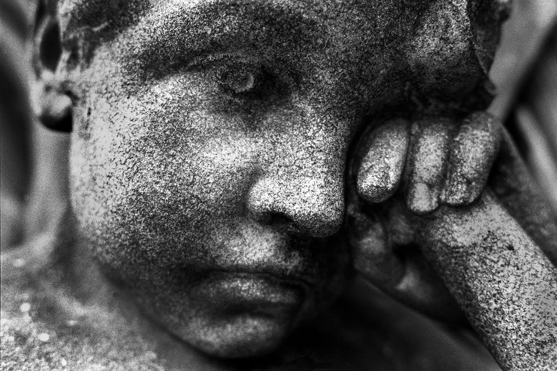 Intensive Schwarz-Weiß Friedhofsportraits im virtuellen Revival der Ausstellung 'Augenzeugen' von Fotograf Jürgen Sauer