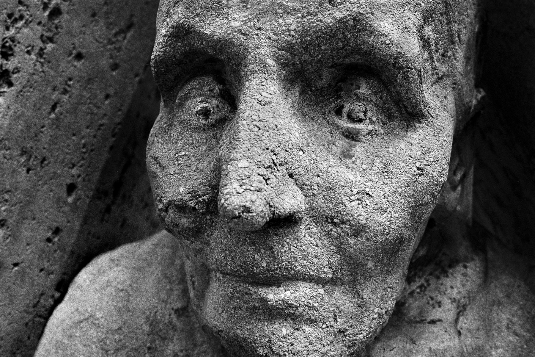 Intensive Schwarz-Weiß Friedhofsportraits im virtuellen Revival der Ausstellung 'Augenzeugen' von Fotograf Jürgen Sauer