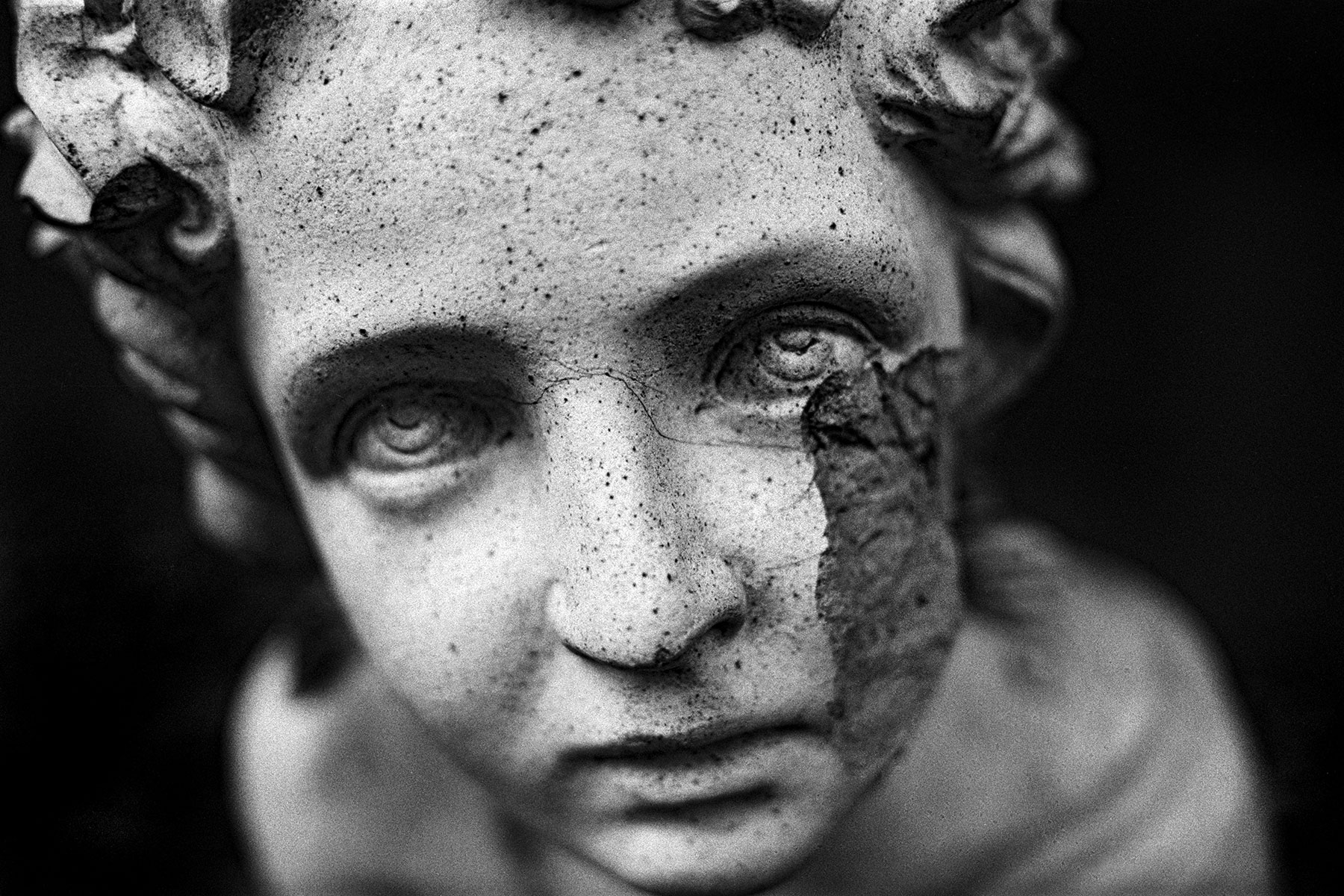 Intensive Schwarz-Weiß Friedhofsportraits im virtuellen Revival der Ausstellung 'Augenzeugen' von Fotograf Jürgen Sauer