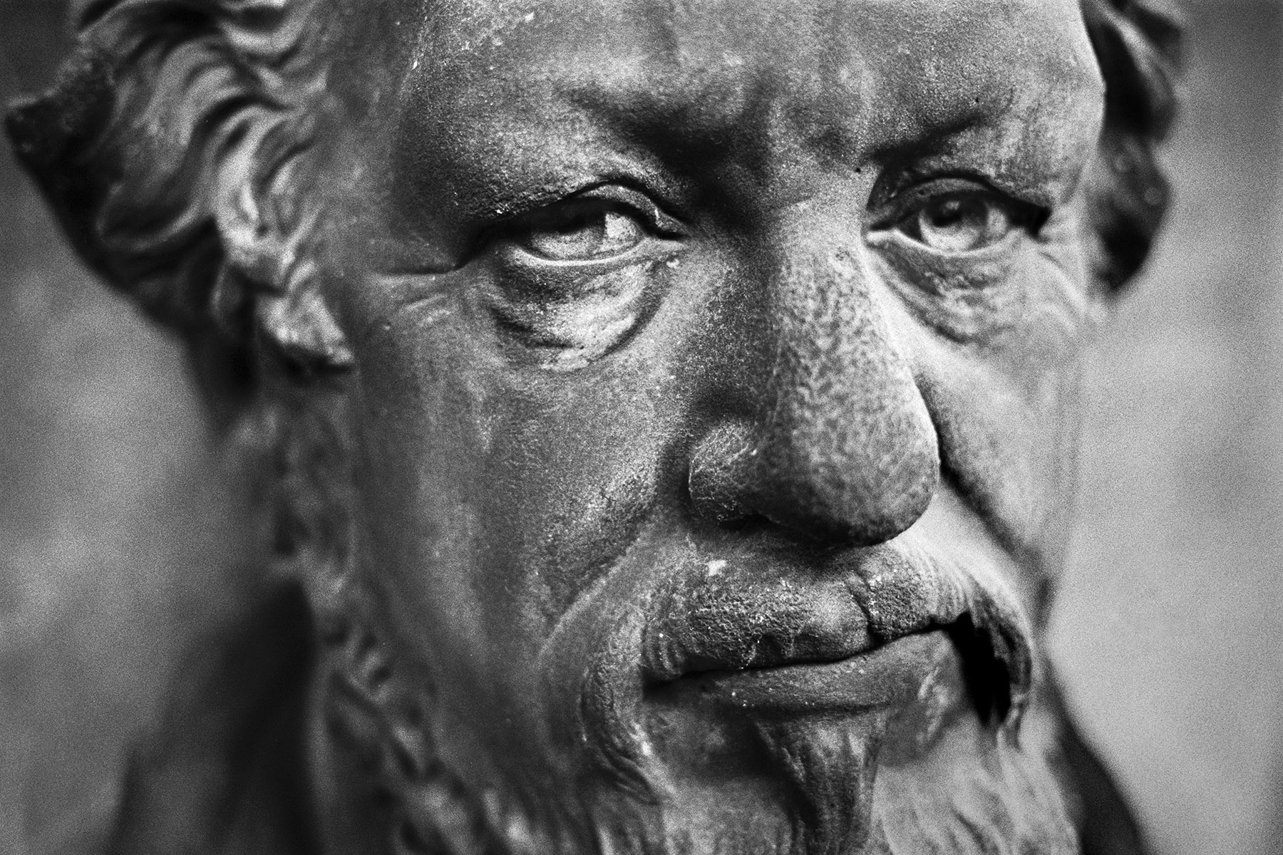 Intensive Schwarz-Weiß Friedhofsportraits im virtuellen Revival der Ausstellung 'Augenzeugen' von Fotograf Jürgen Sauer