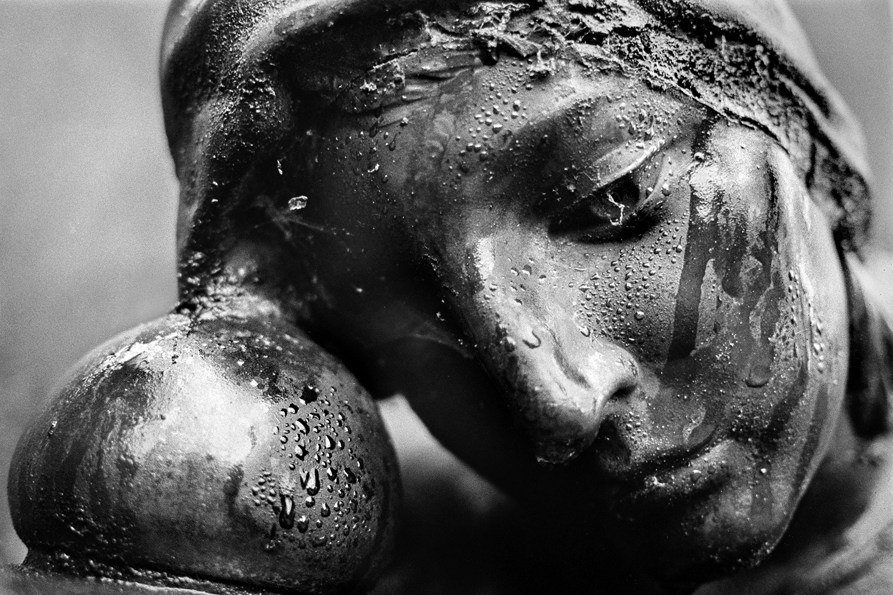 Intensive Schwarz-Weiß Friedhofsportraits im virtuellen Revival der Ausstellung 'Augenzeugen' von Fotograf Jürgen Sauer