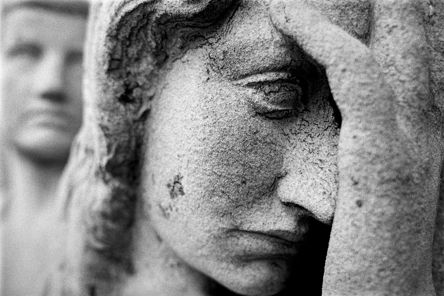 Intensive Schwarz-Weiß Friedhofsportraits im virtuellen Revival der Ausstellung 'Augenzeugen' von Fotograf Jürgen Sauer