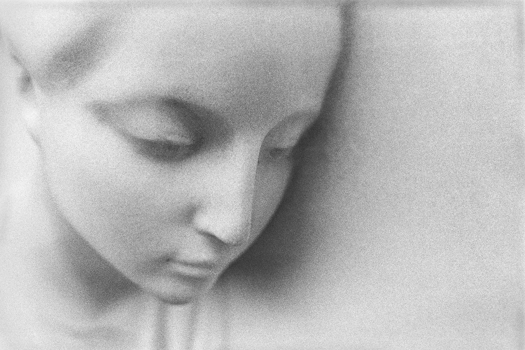 Intensive Schwarz-Weiß Friedhofsportraits im virtuellen Revival der Ausstellung 'Augenzeugen' von Fotograf Jürgen Sauer